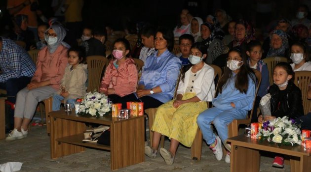 Uşak’ta Gezici Tiyatro son oyununu sahneledi