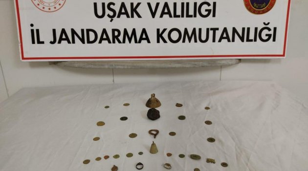 Uşak’ta Roma dönemine ait 22 adet sikke ve 9 adet obje ele geçirildi.