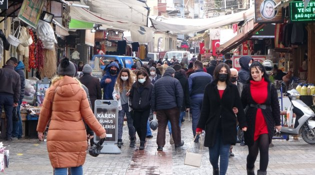 Uşak’ta sosyal mesafe hiçe sayıldı