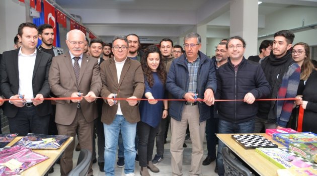 Uşak Üniversitesi öğrencileri İlyaslı Ortaokulu'nda kütüphane oluşturdu.