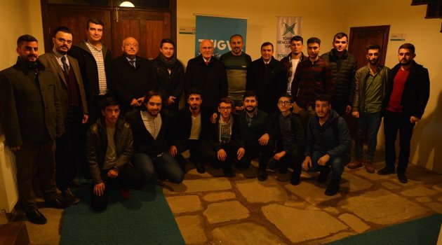 Uşak Üniversitesi Rektörü Prof. Dr. Ekrem Savaş, Türkiye Gençlik Vakfı (TÜGVA) Uşak İl Temsilciliği'ni ziyaret etti.
