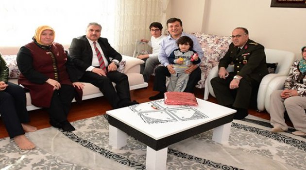 Uşak Valisi Ahmet OKUR Şehit ve Gazi Ailelerine Ziyarette Bulundu