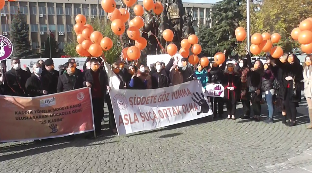 Uşak'ta kadına yönelik şiddete dikkat çekmek amacıyla beyaz panoya el izleri bırakıldı; "kadına yönelik şiddete hayır" yazılı turuncu balonlar uçuruldu.