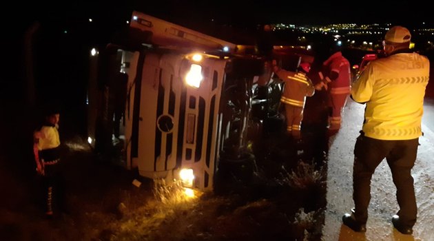 Uşak'ta Kaza! Kamyon Yan Yattı...