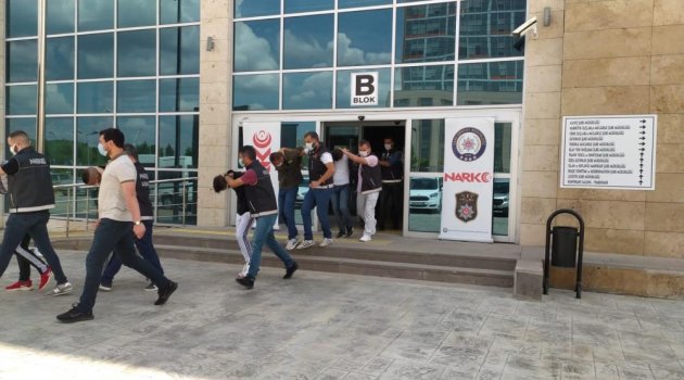 Uyuşturucu ticareti yaptığı tespit edilen 2 kişi tutuklandı