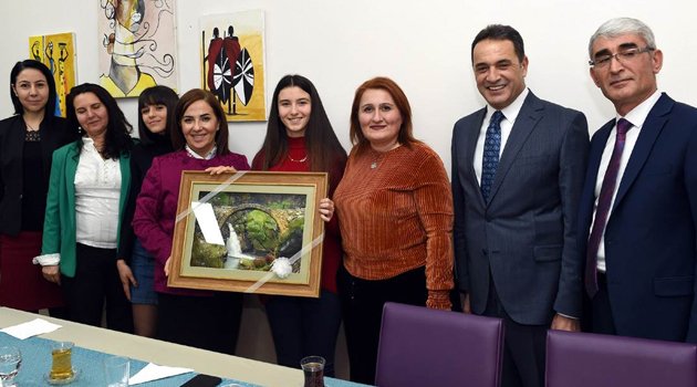 Vali Funda Kocabıyık, yatılı kız öğrencilerle akşam yemeğinde bir araya geldi
