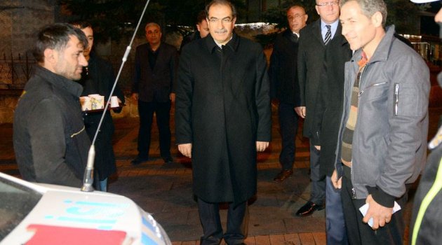 Vali Salim Demir, "Türkiye Güven Huzur-8" uygulamasına katılan polislere salep ikram etti